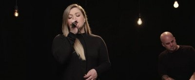 VIDEO: Kelly Clarkson Performs Acoustic 'It's Quiet Uptown' Then Duets on THE VOICE!
